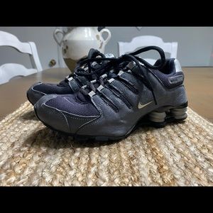 Black and gray Nike Shox